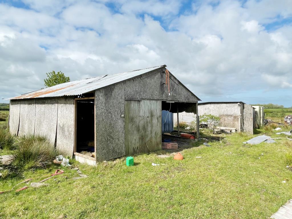Lot: 27 - FREEHOLD LAND WITH LAKE AND OUTBUILDINGS -